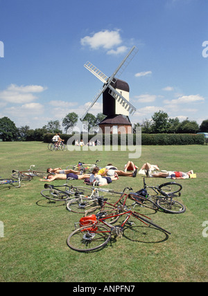 East London to Essex Group Charity Fahrradfahrer ruhen in der malerischen Mountnessing Village Green & Post Mill Windmühle Brentwood Essex England UK Stockfoto