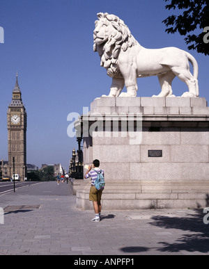 Westminster Bridge London touristische stehend neben Löwe Skulptur fotografieren Big Ben Stockfoto