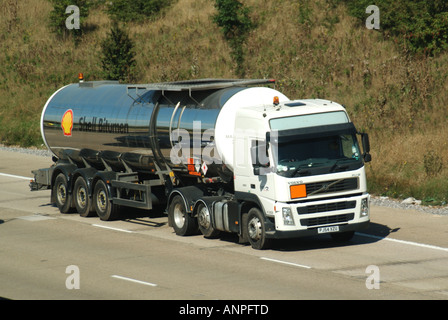 M25 Autobahn Shell Bitumen Tanker LKW Reifen sparen angehoben Achse Hazchem gefährliche Chemikalien gefährlicher Güter Zeichen Stockfoto