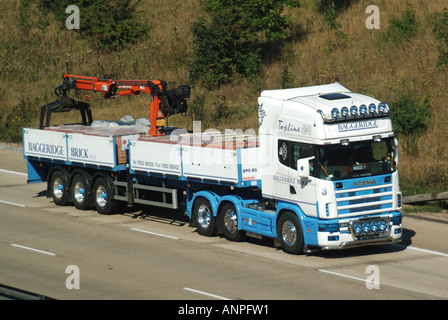 M25 Autobahn Baggeridge Brick Company artikuliert, dass LKW und Anhänger mit hydraulischen aus Ladekran ausgestattet Stockfoto