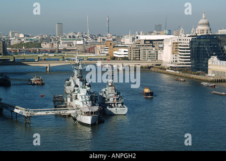 Kreuzer HMS Belfast vertäut im Pool von London mit dem Besuch der Fluss Klasse Offshore Patrol Schiff HMS Tyne neben Stockfoto