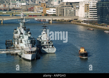 Kreuzer HMS Belfast vertäut im Pool von London mit dem Besuch der Fluss Klasse Offshore Patrol Schiff HMS Tyne neben Stockfoto