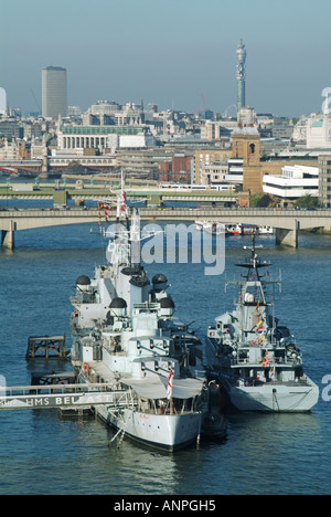 Kreuzer HMS Belfast vertäut im Pool von London mit dem Besuch der Fluss Klasse Offshore Patrol Schiff HMS Tyne neben Stockfoto