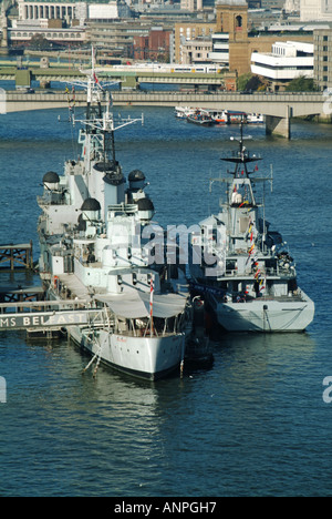 Kreuzer HMS Belfast vertäut im Pool von London mit dem Besuch der Fluss Klasse Offshore Patrol Schiff HMS Tyne neben Stockfoto