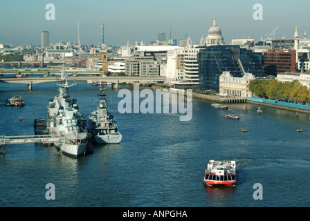 Kreuzer HMS Belfast vertäut im Pool von London mit dem Besuch der Fluss Klasse Offshore Patrol Schiff HMS Tyne neben Stockfoto