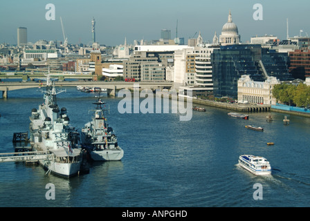 Kreuzer HMS Belfast vertäut im Pool von London mit dem Besuch der Fluss Klasse Offshore Patrol Schiff HMS Tyne neben Stockfoto