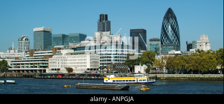 Fluss Themse Pool of London mit Skyline der Stadt darüber hinaus einschließlich Ausflugsschiff Stockfoto