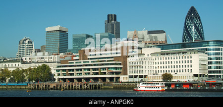 Fluss Themse Pool of London mit Skyline der Stadt darüber hinaus einschließlich Ausflugsschiff Stockfoto