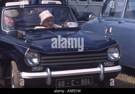 altes Ehepaar sitzt in einem Oldtimer bei Upton Steam rally Co Cork Irland Stockfoto