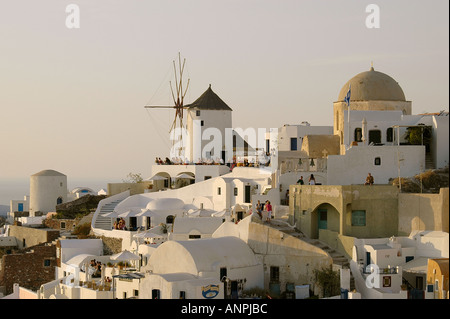 Windmühle Kuppel Oia Santorini Griechenland Resort-Sonnenuntergang Stockfoto