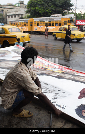 Ein Mann bereitet sich ein Filmplakat auf ein Streetside in Tollygunge Bezirk von Kolkata, Indien. Stockfoto
