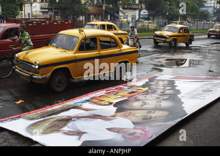 Ein Mann bereitet sich ein Filmplakat auf ein Streetside in Tollygunge Bezirk von Kolkata, Indien. Stockfoto