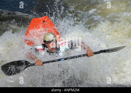Richard Chrimes, Großbritannien, im Wettbewerb mit den europäischen Cup Freestyle Weltmeisterschaften Herren K1 Wettbewerb bei Holme Pierrepont, Stockfoto