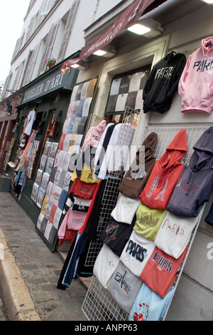 T-t-Shirts auf dem Display außerhalb ein Tourist Souvenir shop Paris Frankreich Stockfoto