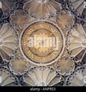 Wetterfahne verweist auf SE in den reich verzierten Gotischen gewölbte Innenraum Obergrenze von einem viktorianischen Herrenhaus in Großbritannien Stockfoto