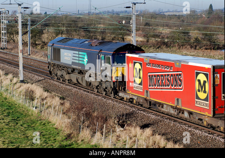 Freightliner Zug einschließlich Morrisons Container gezogen von DRS Class 66 Diesel Lokomotive in der Nähe von Rugby, England, UK Stockfoto