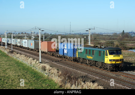 Klasse 90 e-Lok ziehen Freightliner Zug in der Nähe von Rugby, England, UK Stockfoto