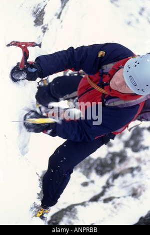 Winter Eisklettern in Nethermost Gully, Lakelandpoeten, englischen Lake District. Stockfoto