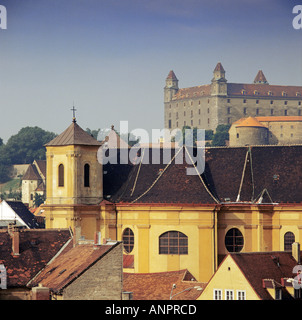 Burg von Bratislava mit typischen slowakischen Gebäude im Vordergrund an den Ufern des Flusses Danube Bratislava Slowakei Stockfoto