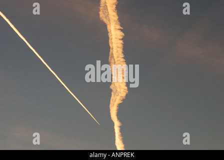 Flugzeug-Kondensstreifen Stockfoto