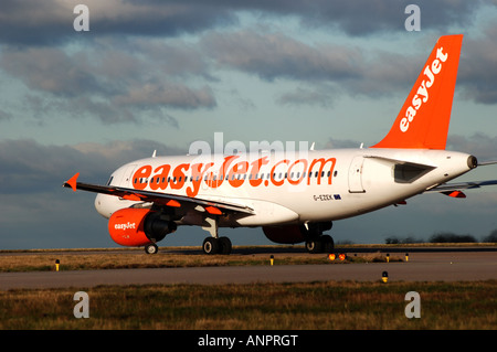 EasyJet Flugzeug Airbus A319 am Flughafen Nottingham East Midlands, England, UK Stockfoto