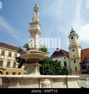 BRATISLAVA malerischen Hauptplatz in der Altstadt Zentrum von Bratislava mit Maximilian statue Brunnen und Rathaus hinter der Slowakei Stockfoto