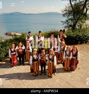 Russische Musik und Tanz-Truppe in traditioneller Tracht außerhalb in Burgas Bulgarien Küste Einstellung Stockfoto