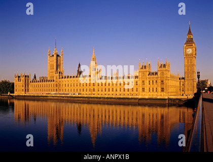 Häuser des Parlaments beleuchtet von Sunrise spiegelt sich in der noch Themse bei Flut von Westminster Bridge London UK Stockfoto