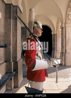 Trooper des Royal Household Cavalry zu zeremoniellen Wache an horseguards Whitehall London UK Stockfoto