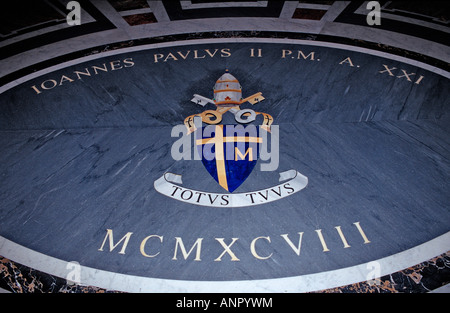 Mosaik am Boden St Peters Basilica Italien Rom Vatikanstadt Stockfoto