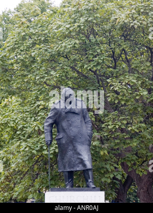 Die Statue von Sir Winston Churchill in Westminster in Central London England Stockfoto