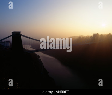 Clifton Suspension Bridge über den Fluss Avon in der Avon Gorge im Winternebel kurz nach Sonnenuntergang. Bristol, England Stockfoto