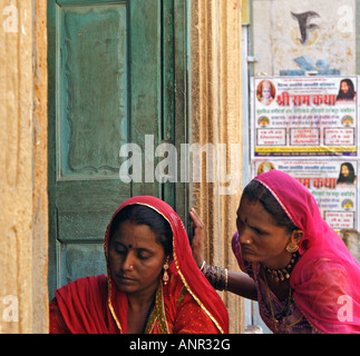 Zwei indische Frauen mit saris Stockfoto