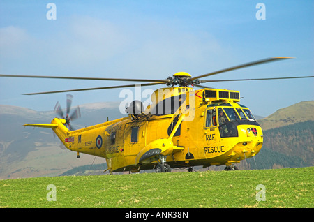 Royal Air Force-Suche und Rettung Sea King Hubschrauber abheben von Hope Park, Keswick, Lake District, Cumbria. Stockfoto