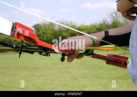 Ein Bogenschütze bereitet einen Pfeil in seinen Bogen Stockfoto