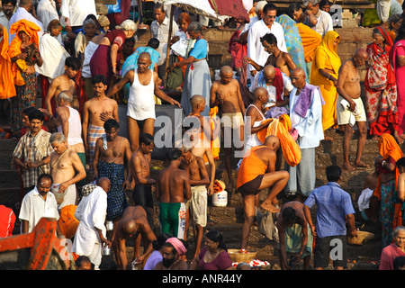 Pilger während ihrer täglichen Morgen-Service an den Ghats von Varanasi, Indien Stockfoto