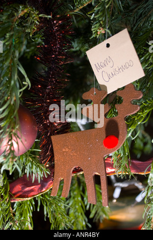 Weihnachtsschmuck Baum mit Geschenken Stockfoto