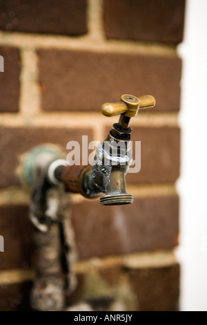 Wasserhahn gegen eine Mauer Stockfoto