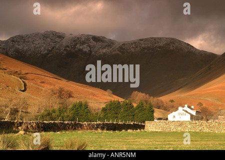 Die Wasdale Head Inn unter Säule Berg, am Fuße des Mosedale, Lake District National Park, Cumbria, England Stockfoto