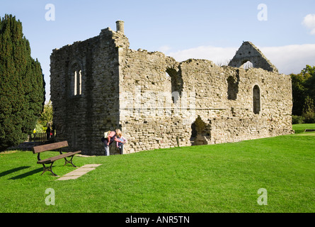 Der Constable House, Christchurch, Dorset, ca. 1160. Normannische Architektur. Erwachsene und Kinder sind Informationsblatt lesen. Stockfoto