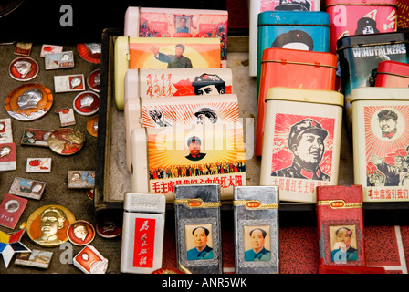 Mao Boxen zum Verkauf in Dongtai Antiquitäten Markt, Shanghai, China Stockfoto