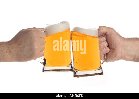 Zwei Menschen, die einen Toast mit Bierkrüge Stockfoto