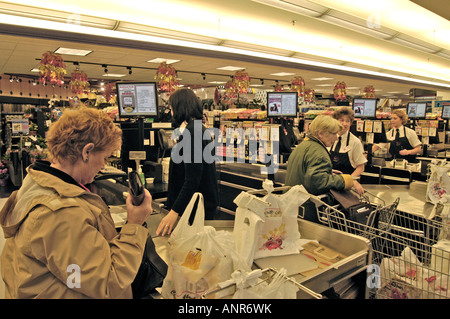 Sammeln am Wochenende Einkaufen bei den Lebensmittelladen in Parksville Vancouver Island-Vancouver BC Kanada Stockfoto