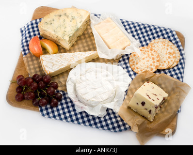 Verschiedene Käsesorten auf einer Käseplatte Stockfoto