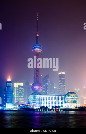 Pudong-Skyline bei Nacht, Shanghai, China Stockfoto
