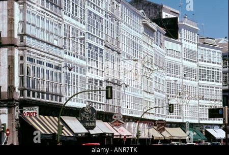 Detail der im verglasten Balkone Las Galerias auf der Avenida De La Marina in La Coruna Galizien Stockfoto