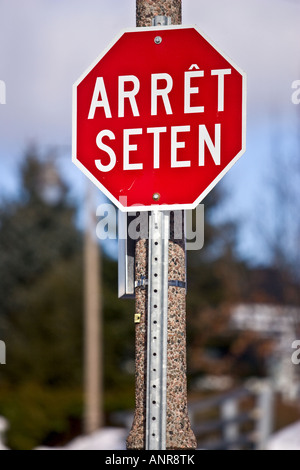 Zweisprachig Französisch Huron Stopp-Schild in Wendake Huron reservieren am Stadtrand von Québec (Stadt) Stockfoto