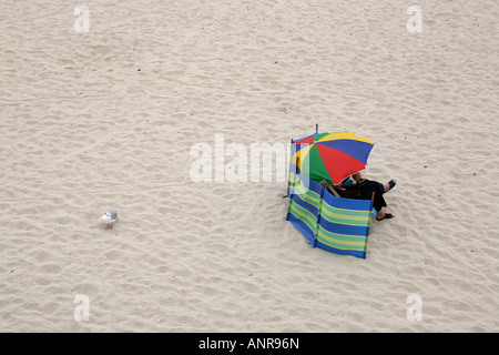 Ein paar bergende auf Porthmeor Beach St Ives Cornwall England Stockfoto