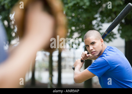 Porträt von einem Teenager, der mit einem Baseballschläger Stockfoto