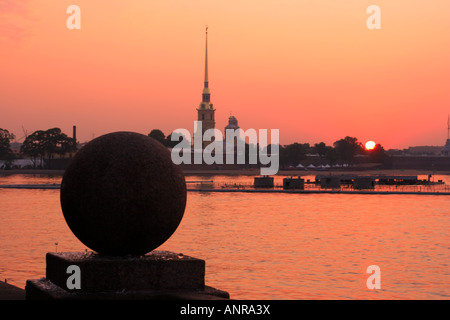 Die Spucke von Vasilyesky Island und die Aussicht in Piter und Paul Fortress silhouette St.Petersburg Russland Stockfoto